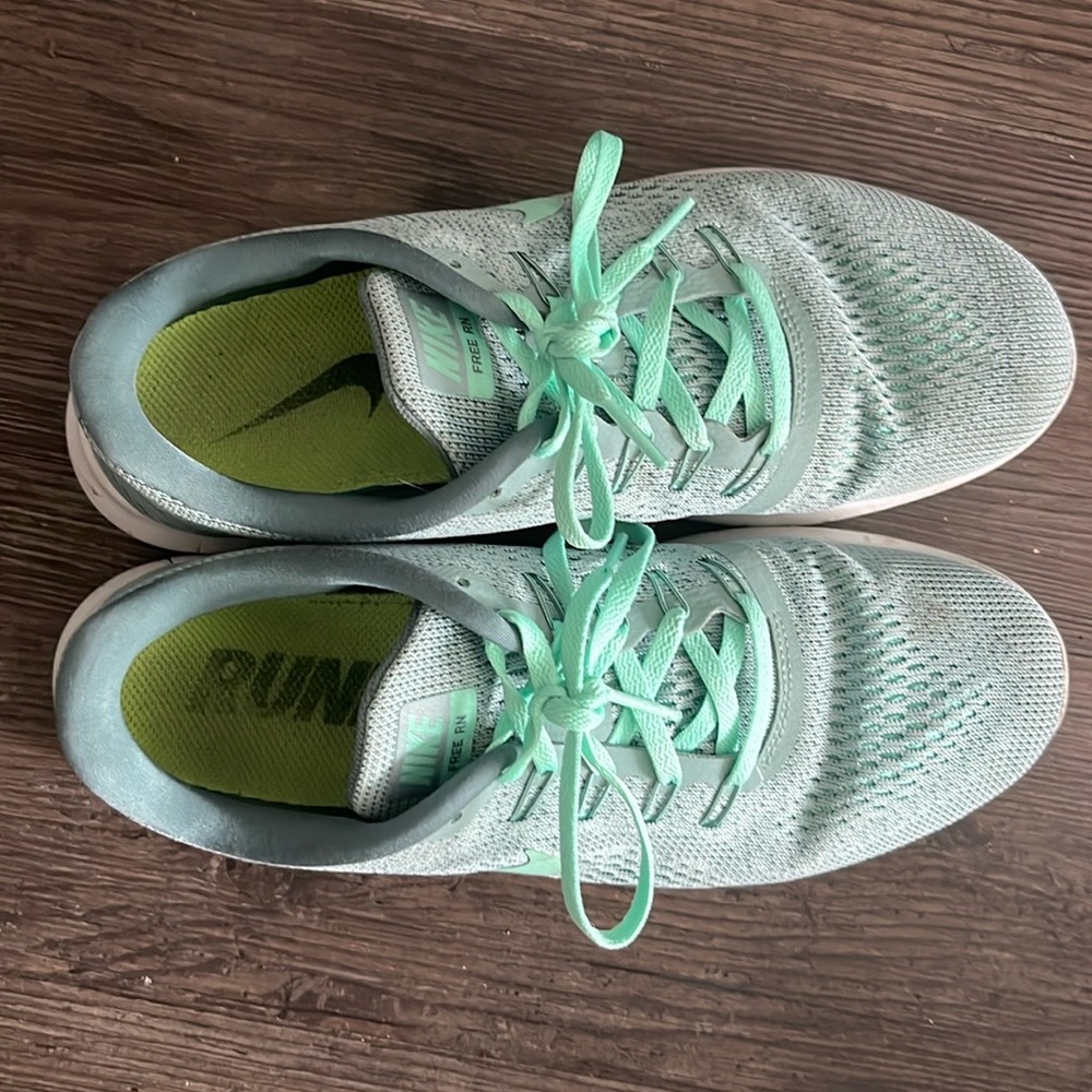 NIKE FREE RN athletic snickers size 10 used condition color light green
